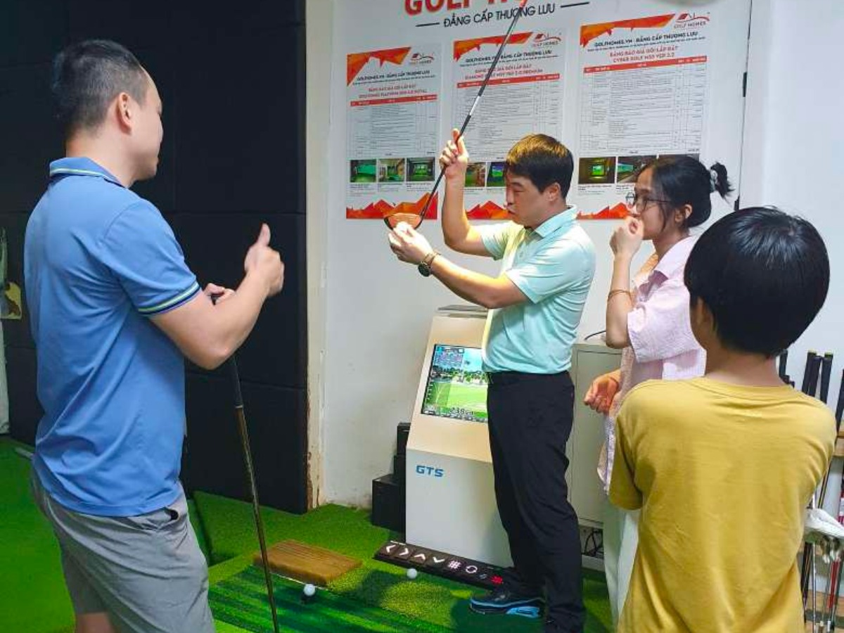 Thầy Lee chỉn chu dạy golf cho học viên