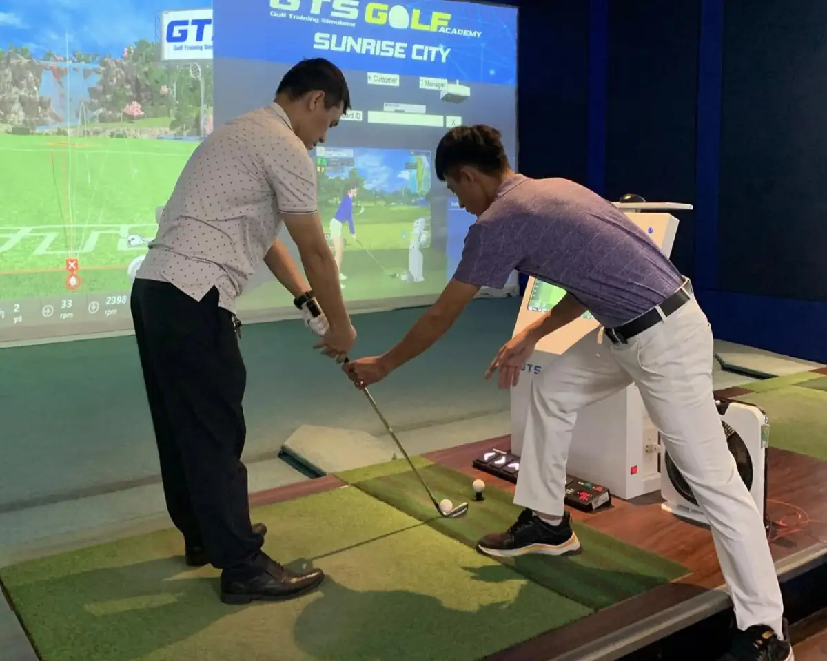 HLV Hồ Văn Đức hướng dẫn học viên tối ưu hiệu quả luyện tập tại phòng golf 3D