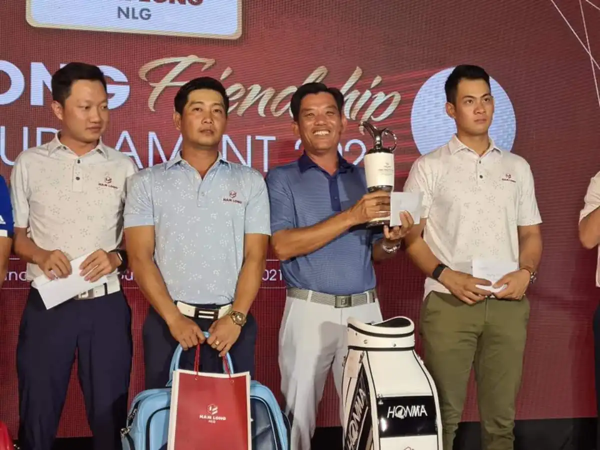 Những chiếc cúp là minh chứng rõ ràng cho thực lực của golfer Phạm Minh Tuấn